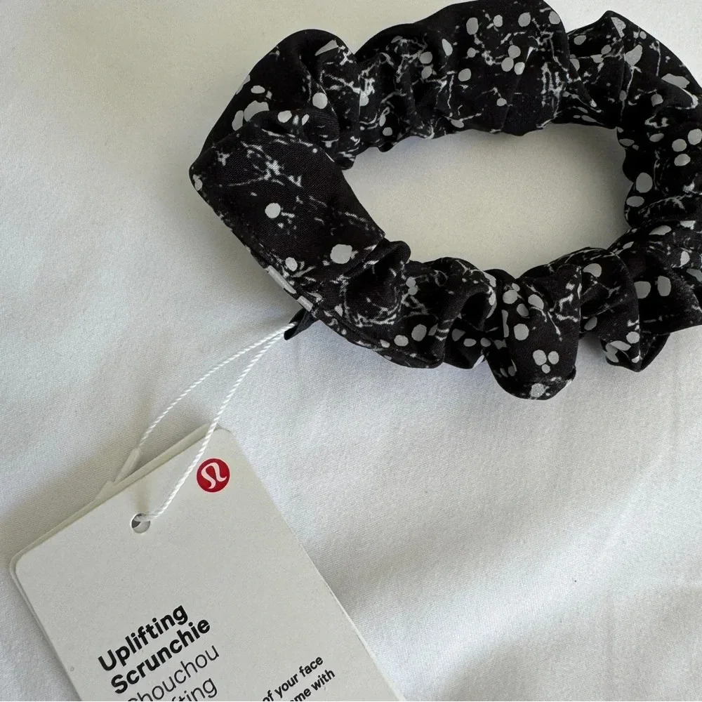 🆕⭐️ Lululemon Uplifting Scrunchie Reflective Crinkle Dust Alpine White